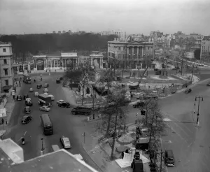 London traffic negotiating the road around Hyde Park Corner. The Hyde Park Corner screen