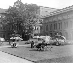 Londons pleasant spot during heat wave. Taking tea on the lawns in Fountain Court Victoria