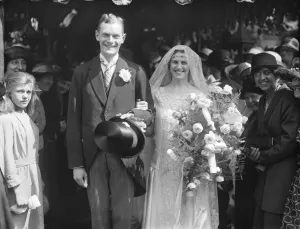 Marriage Prints: Lord Airedales daughter weds. The Hon Thelma Kitson and Dr Noel Gordon Harris