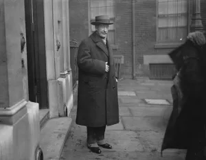 Lord Carnarvon returning to the valley of the Kings Lord Carnarvon, whose discoveries