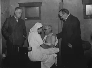 Care Prints: Lord Horder visits the Everard Hesketh Clinic in Dartford, Kent, where a patient
