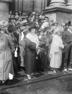 Lord Ilchesters daughter weds Lady Lyle leaving 11 June 1924