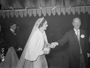 Lord Jocelyns bride wears diamond tiara. Miss Clodagh Kennedy sets a new fashion
