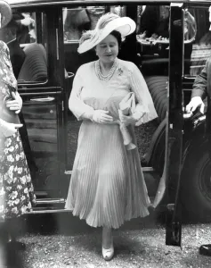 Smile Smiling Prints: Her Majesty, Queen Elizabeth, The Queen Mother arriving at St. Peters, Eaton Square