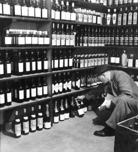 Cheers! Vintage Food And Drink Prints: Man looking through the wines and spirits in the off licence department of the Globe Tavern