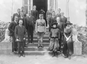 Ladies Prints: Marshal Pilsudski with a party of British Journalists. 25 October 1921
