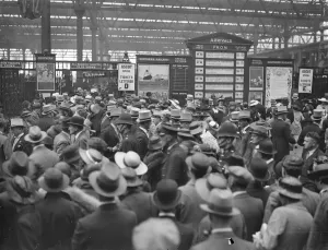 Mass of Ascot toppers at Waterloo. Photo shows: the sea of top-hats at Waterloo