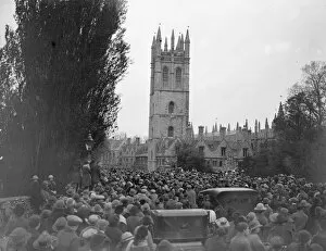 Procession Collection: May Day Celebrations at Oxford The crowd outside Magdalen College 2 May 1923