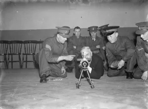 Weapon Prints: The Mayor operates a Lewis gun on his visit to the Dartford Territorial Army unit