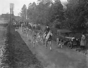 Horseback Prints: Meet of the Cotswold at The Air Balloon Inn. The pack. 17 December 1924