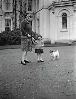 Girl Collection: Meet of the Garth at Warfield Hall, near Bracknell, Mrs Charles Shard and her daughter