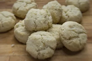 Melting Moments cookies on wooden suface credit: Marie-Louise Avery / thePictureKitchen