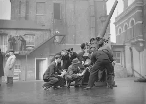 Sailors Prints: Men of the merchant navy receiving instruction in gunnery at an East London instructional battery