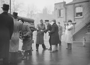Sailors Prints: Men of the merchant navy recieving instruction in gunnery at an East London instructional battery