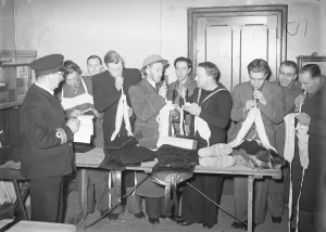 Men of the merchant navy recieving instruction in gunnery at an East London instructional battery