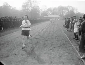 Middlesex ladies athletics club sports meeting at Battersea park. Miss V Palmer