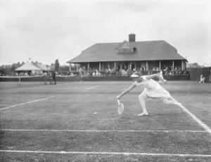 Middlesex lawn tennis championships at Chiswick. Miss Eileen Bennett in play