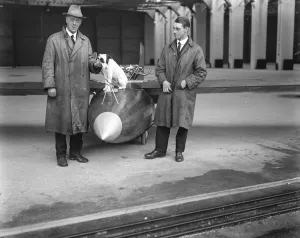 The mile a minute glider. Record breaking British 5 6 Hp flyer Major Gnospelius
