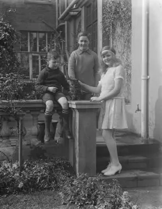 Miss Betty Nuthall, the junior lawn tennis champion, with two of her brothers