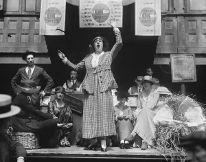 Actor Actress Prints: Miss Jose Collins, sells a quart of peas for ? 5 in aid of the red cross 15 June 1917