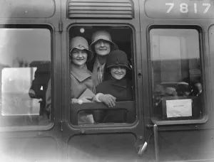 Miss Sybil Thorndike and company leave for South Africa. Miss Sybil Thorndike with