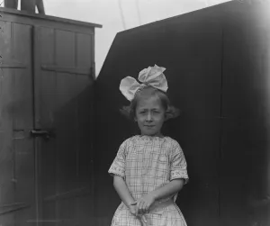 Hair Prints: Miss Vivian MacDonald, daughter of Mrs Macdonald C N staff July 1922