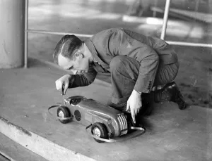 Funny Prints: Model cars to have their own race meeting in London. Midget car racing with a vengeance