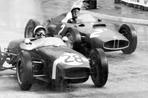Monaco: Sterling Moss car 28 pases Swedish Joachim Bonnier car 2. Monaco Grand Prix