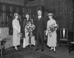 Mother of the British army in France entertained in London. Field Marshal Viscount