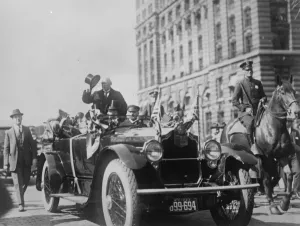 Mr Lloyd George in New York. Mr Lloyd George acknowledging the cheers of the crowd in New York