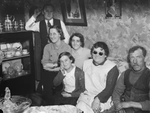 Father Prints: Mr and Mrs Hamond with family in Crayford, Kent. 1938