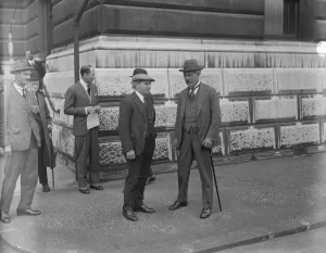 Mr Rameay MacDonald meets the Irish leaders The Premier leaing the Foreign office with his agent
