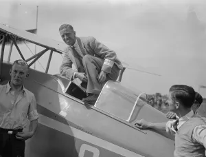 Air And Flying Machine Prints: Mr W L Hope the first to reach Brooklands an the first lap of the Kings cup air race
