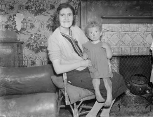 Muddy Prints: Mrs Pope with her daughter Dorothy Pope, the lost child who has been found following