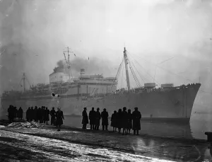Ships Prints: MV Carnarvon Castle arriving at Southampton carrying families of special servicemen