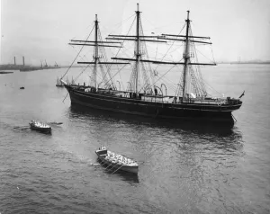 Wood Prints: Naval cadets row to the training ship HMS Worcester in front of The Cutty Sark