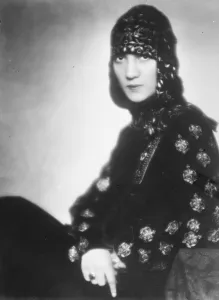 A new aerial fashion. Senorita Antonia de Varella, Spains most famous airwoman