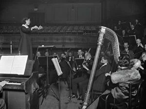 Young Woman Collection: New bobbed hair conductor for London symphony orchestra. Miss Ethel Leginska