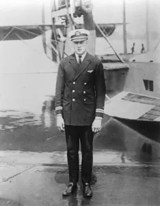 A new flying record was set up at Port Washington, Long Island, Us A by Lieutenant
