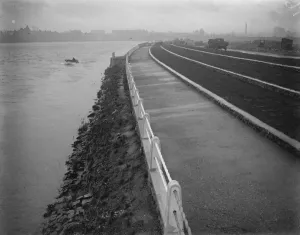 A new London promenade to accommodate 15000 persons : striking Thames riverside developments