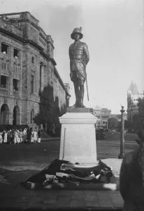 Flag Prints: The new Prince of Wales statue in Bombay. 9 January 1928