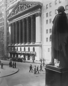 New York stock exchange with Washingtons statue in the foreground facing the Exchange 27