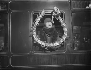 No no Nanette leaves for Glasgow. Miss Binnie Hale with her lucky horse shoe at Euston