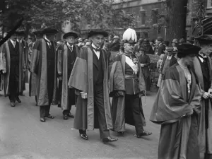 Notable degree ceremony at Oxford. Marquis of Reading ( left ) and Earl of Cavan in their robes