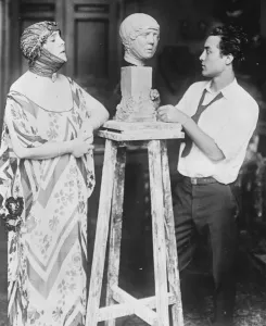 Noted actress poses for her bust. Maria Bazzi, Italys most noted actress, posing