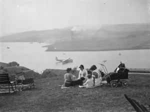 Plane Prints: Nursemaids in Rochester, Kent, have a good view of the flying boat tests on