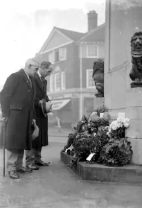 Wreath Prints: Old soldiers pay their respects at a memorial in Orpington, Kent. 1934