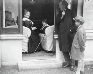Actress Prints: Old stars entertained at Twickenham Ada Pipon and Mr Gillespie and his son 1922