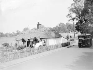Old thatched cottage in Perry Street, Chislehurst, Kent. 1935