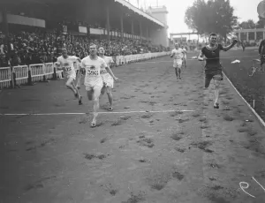 British Prints: Olympic Games at Antwerp Albert Hill ( Great Britain ) great victory in the 800